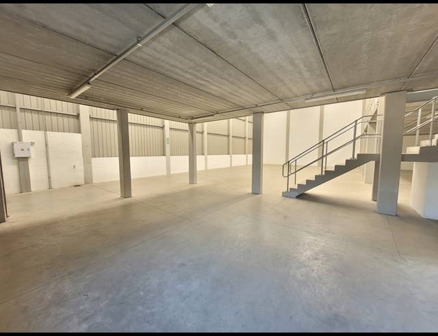 608M² WAREHOUSE TO LET IN STIKLAND INDUSTRIAL